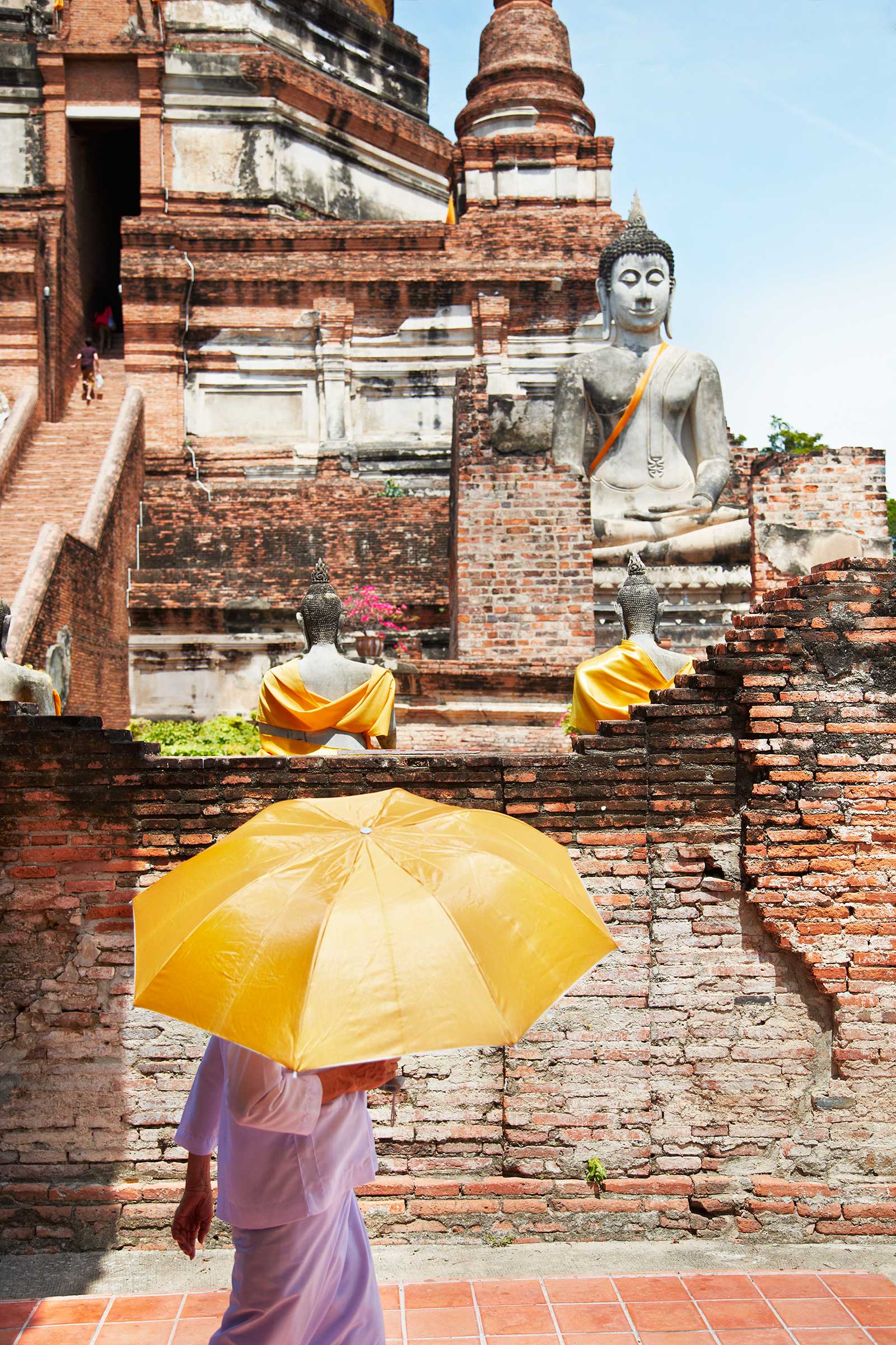 Bangkok-Thailand_Temple_Buddah_Ubrella_Nun