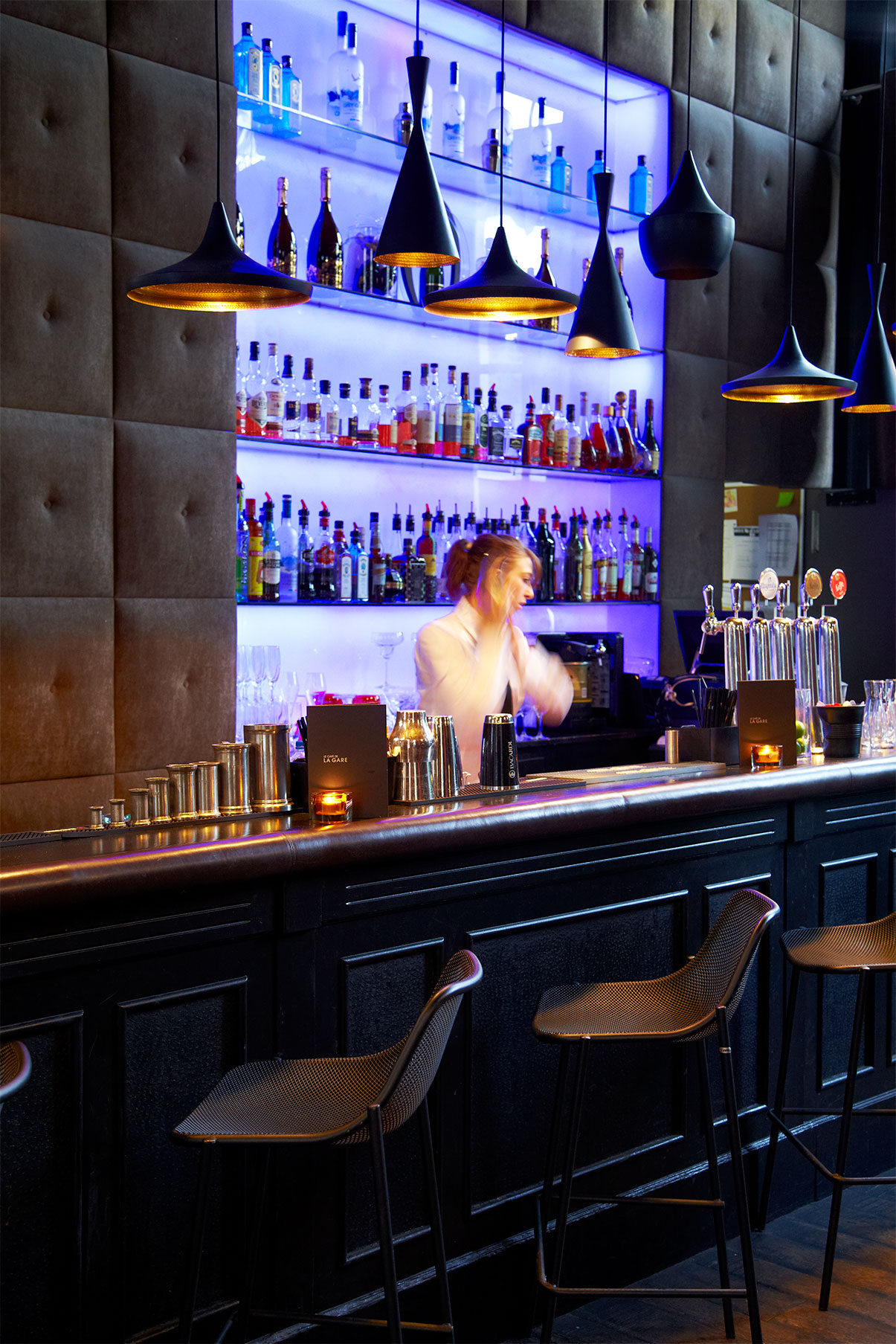 Bar_Paris_France_Bar-tender_Girl_Woman_French