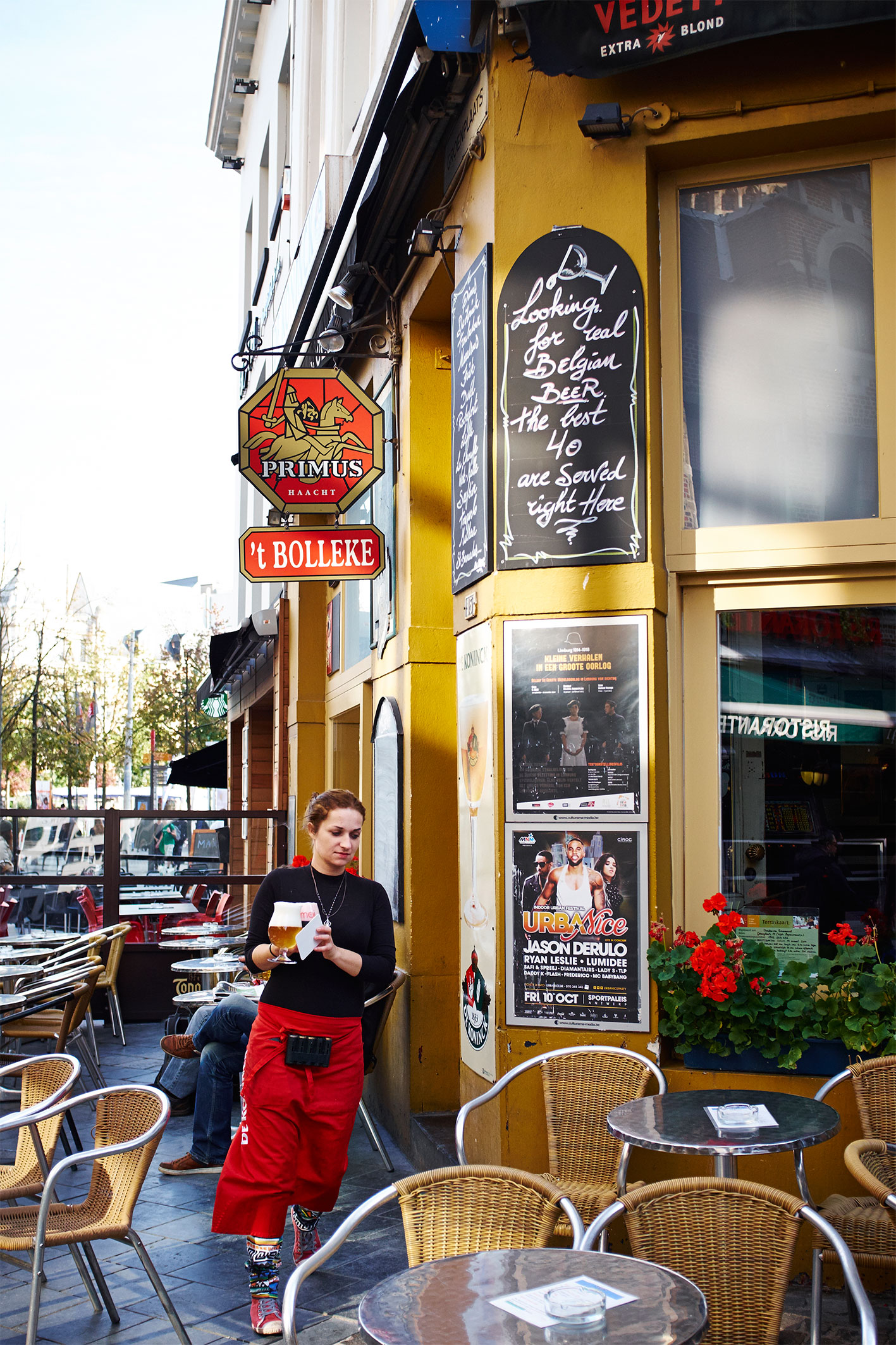 Belgium_Waitress_Bar_Beer