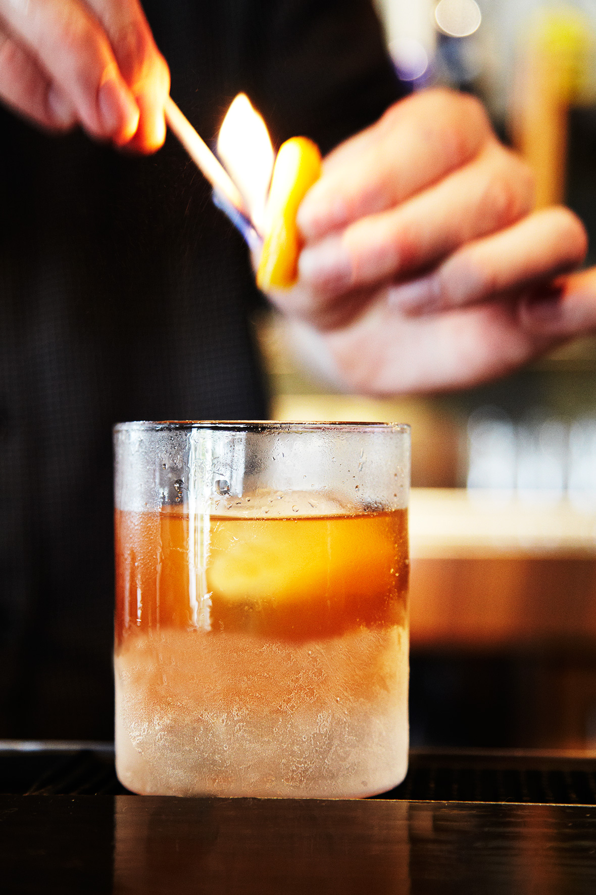Old-Fashioned_Bar_Fire_Cocktail